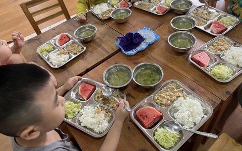 Bà mẹ Hà Nội chia sẻ thực đơn bữa ăn của con ở trường mầm non gây "sốt": Ngon ơi là ngon mà giá lại rẻ!