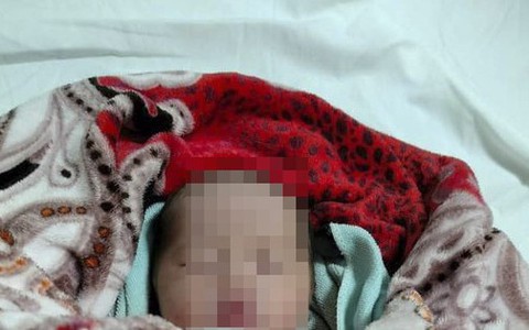Tìm người thân bé gái 1 ngày tuổi bị bỏ trước cổng chùa