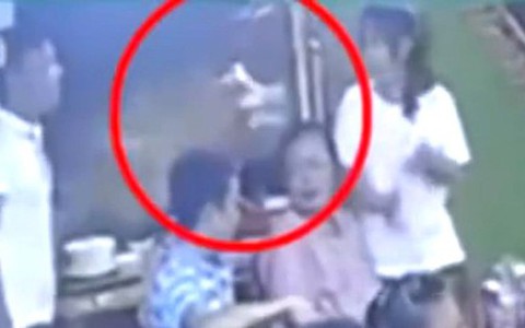 CLIP: Người đàn ông rơi xuống hồ tử vong, rất đông bạn nhậu không biết vẫn hát hò