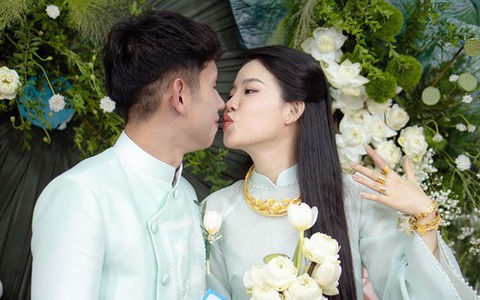 Hồng Duy "Pinky" hôn vợ thạc sĩ ngọt ngào trong lễ ăn hỏi, chàng MC trong đám cưới Công Phượng nay đã lập gia đình