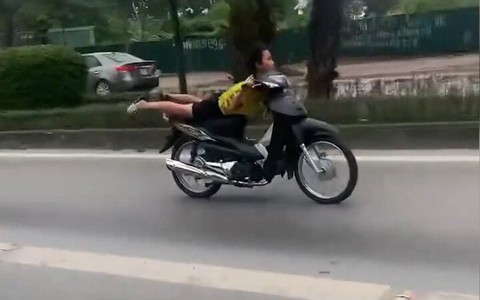 Truy tìm thanh niên nằm trên yên xe máy, lao vun vút trong làn BRT ở Hà Nội