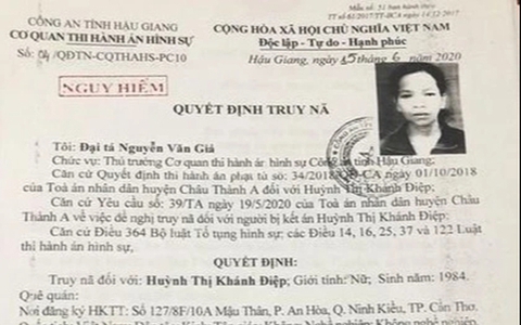 Lai lịch không ngờ của người phụ nữ bán đồ ăn vặt