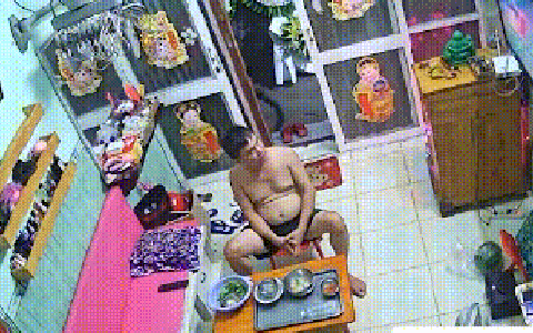 Xác minh clip người đàn ông cầm dao xông vào nhà chém người