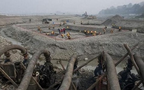 Phát hiện "con sông chứa đầy vàng", chuyên gia dùng 20 máy bơm liên tục suốt 4 tháng để trục vớt: Kho báu giá trị ước tính hơn 10.000 tỷ đồng được tìm thấy