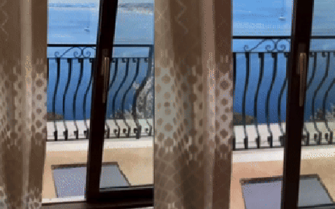Thuê phòng "view biển" tại khách sạn, cô gái bàng hoàng khi chứng kiến cảnh tượng lúc mở rèm cửa sổ