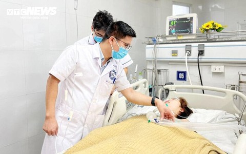 Nữ bác sĩ đột quỵ giữa đêm: Sắp cai máy thở