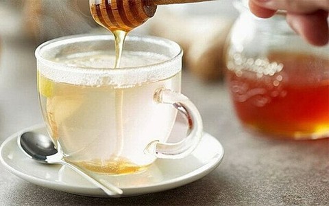 Pha mật ong với nước ấm, tỷ lệ bao nhiêu là vừa?