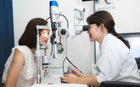 Bầy rận mu 'lạc chỗ' ký sinh trên mí mắt người phụ nữ