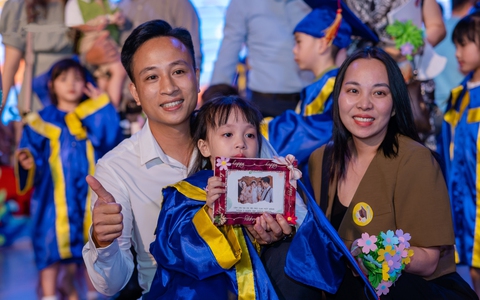Phụ huynh Hà Nội xúc động ngắm nhìn hành trình trưởng thành của con