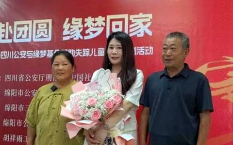 Cô gái gọi cảnh sát vì nhà có trộm, không ngờ gặp lại cha mẹ đã xa cách 35 năm