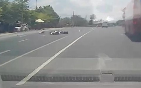 Clip: Xe máy tông trung tá CSGT ở Khánh Hòa tử vong