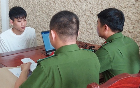 Dùng dao khống chế 2 nữ nhân viên cửa hàng điện thoại rồi cướp tài sản