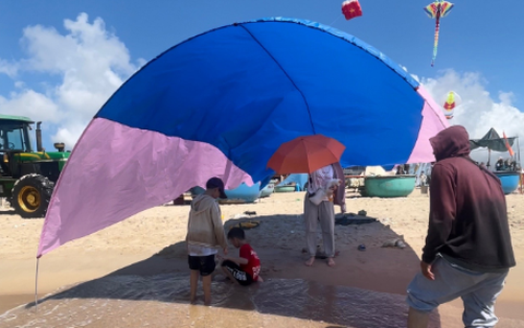 Trời nóng "ngất người" vẫn muốn đưa con đi "chill": Mẹ bỉm sáng tạo LỀU BAY giúp cơn ác mộng tắm biển trưa tan biến
