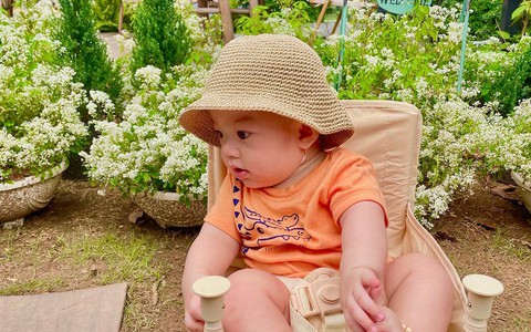 Chuyến du lịch biển đầu đời đầy mới lạ của em bé 6 tháng tuổi bị “dị ứng nửa thế giới”