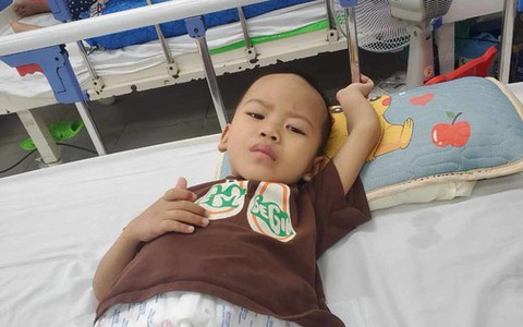 Ánh mắt cầu cứu của bé trai 5 tuổi mang khối u lớn ở bộ phận sinh dục