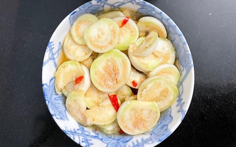 Hướng dẫn cách làm cà muối xổi cho bữa cơm ngày Hè
