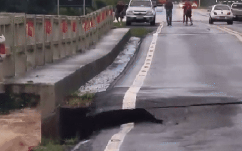Video: Cây cầu đổ sập trong tích tắc do mưa lũ chết người tại Brazil, hé lộ khung cảnh hiện trường gây sốc