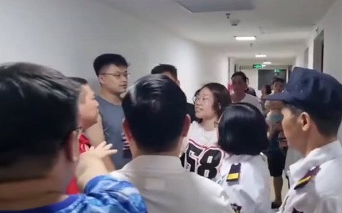 Thông tin mới về vụ người phụ nữ đạp cư dân gây náo loạn chung cư ở Hà Nội
