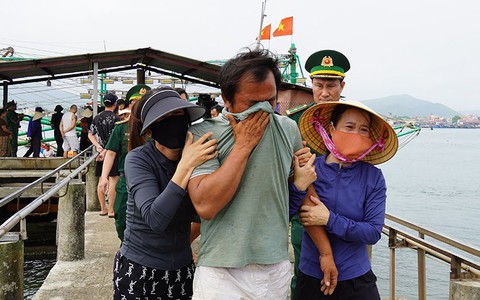 Thời khắc kinh hoàng của nhóm ngư dân Quảng Bình đối mặt với "thần chết" trên Vịnh Bắc Bộ
