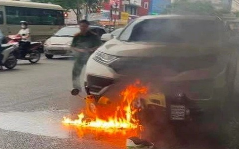 Xe máy bị ô tô kéo lê hơn 10m sau va chạm, bốc cháy dữ dội