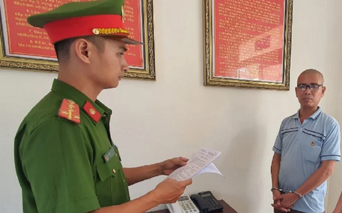 Bị tát, chồng dùng dao đâm vợ rồi tự sát