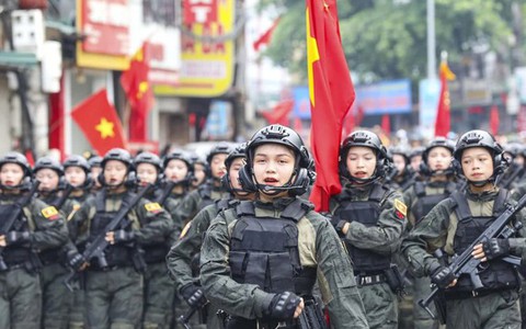 Những "bông hồng thép" tại lễ diễu hành kỷ niệm 70 năm Chiến thắng Điện Biên Phủ khiến CĐM phải thốt lên: "Tự hào lắm các cô gái"