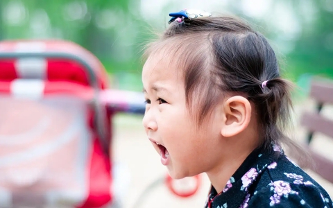 2 hành vi này của cha mẹ sẽ khơi dậy tính ghen tị của trẻ