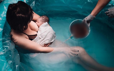 Sinh con dưới nước tại nhà có thực sự an toàn?