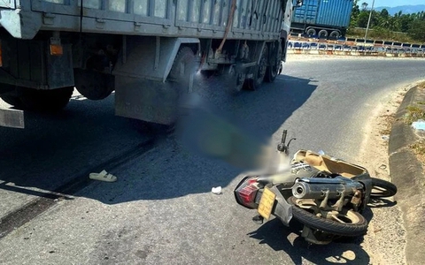 Va chạm với ô tô tải, người phụ nữ chết thảm dưới bánh xe