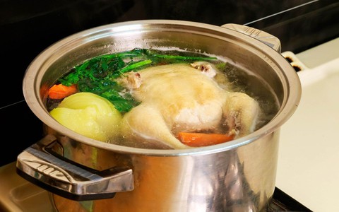 Người Việt nên bỏ ngay thói quen dùng nước luộc gà nấu canh rau cải, đây là lý do
