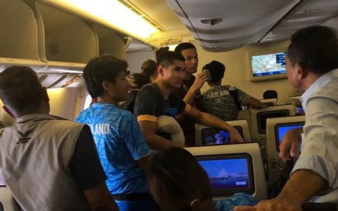 Máy bay chở tuyển thể thao Thái Lan bốc khói, hỏng điều hòa và nhốt hành khách hơn 3 giờ, nhiều người bị sốc nhiệt