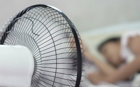 Khi ngủ nên đặt quạt gần hay xa giường? Có nên đặt ở đầu giường? Thì ra rất nhiều nhà đang làm sai