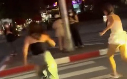 Cảnh sát đang thu thập thông tin hai cô gái tạo dáng quay TikTok giữa ngã tư đường phố Hà Nội