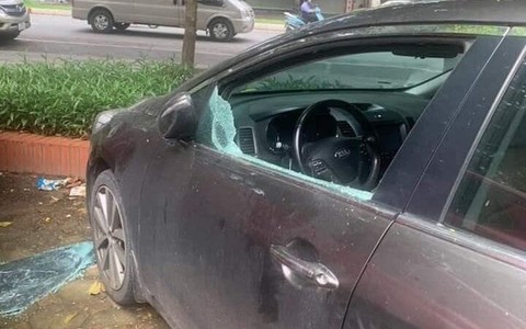 9 ô tô bị đập vỡ kính khi đỗ trong khu đô thị ở Hà Nội