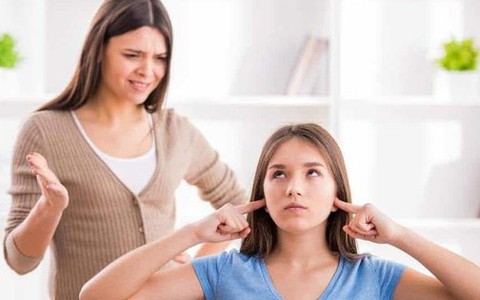 Làm gì khi thấy con 'tự sướng' ở tuổi dậy thì?