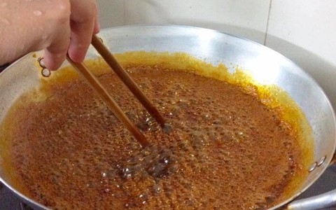 Thắng đường kho thịt, cá có gây ung thư?