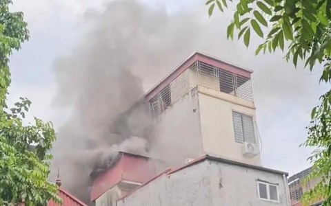 Hà Nội: Hỏa hoạn tại ngôi nhà ở quận Cầu Giấy, cột khói bốc nghi ngút