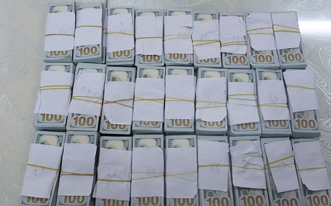 Tạm giam 3 đối tượng trong vụ vận chuyển trái phép nửa triệu USD qua biên giới