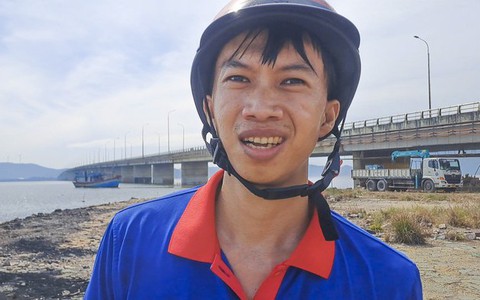 CLIP: "Người hùng" chèo xuồng ra giữa đầm Thị Nại cứu nạn nhân nhảy cầu