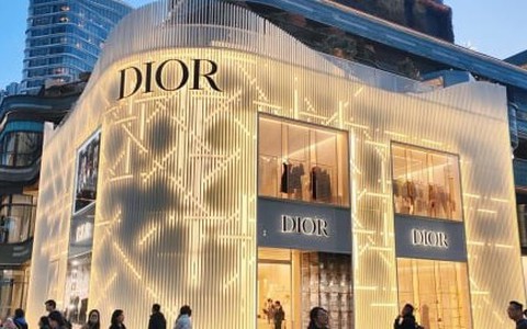Thổi phồng giá túi xách 50 lần, Dior bị tẩy chay