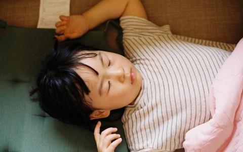 Ngủ sấp giúp trẻ phát triển tốt nhưng có 4 tư thế ngủ này cha mẹ nhất định phải thay đổi cho con mình