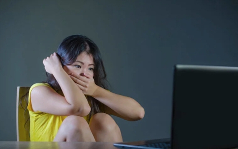 Vợ nhận được email từ tình cũ của chồng, choáng váng hơn là loạt video trong đó, cách xử lý của anh mới khiến nhiều người phục