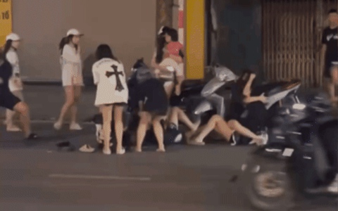 Nhiều cô gái trẻ bất ngờ lao vào đánh lộn trên đường phố