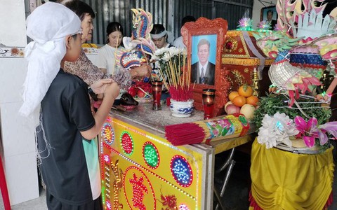 Mẹ bị sét đánh tử vong, cha đột ngột qua đời, bé 11 tuổi mồ côi