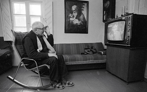Đang ngồi xem, TV bỗng phát nổ: Hàng triệu người ở đây chỉ xem TV thôi mà có thể thiệt mạng bất kỳ lúc nào