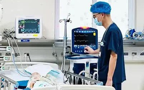 Bé 2 tuổi khởi phát bệnh dại sau khi bị chó nhà cắn