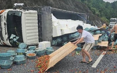 Xe tải lật nhào, cả tấn dâu tây đổ tràn ra cao tốc Nội Bài - Lào Cai