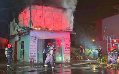 Sét đánh cháy nhà 2 tầng ở Thái Nguyên
