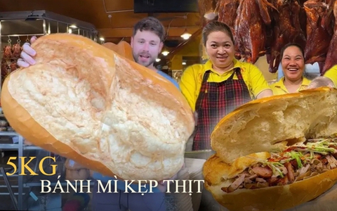 Anh Tây “chinh phục” ổ bánh mì khủng giá 1,2 triệu đồng/chiếc, nặng gần 5kg phải 3 người mới bê xuể