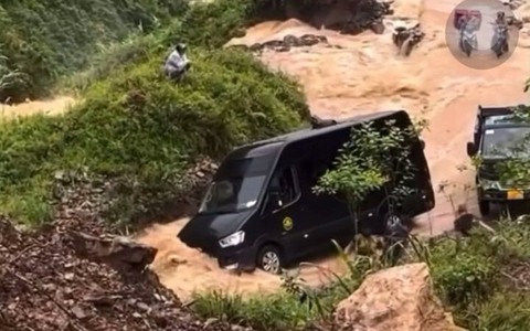 Sạt lở sau mưa lớn, du khách mắc kẹt tại đường xuống sông Nho Quế